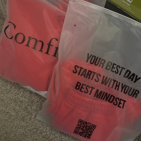 NEW-“Crimson” COMFRT Brand Set - Picture 6 of 6